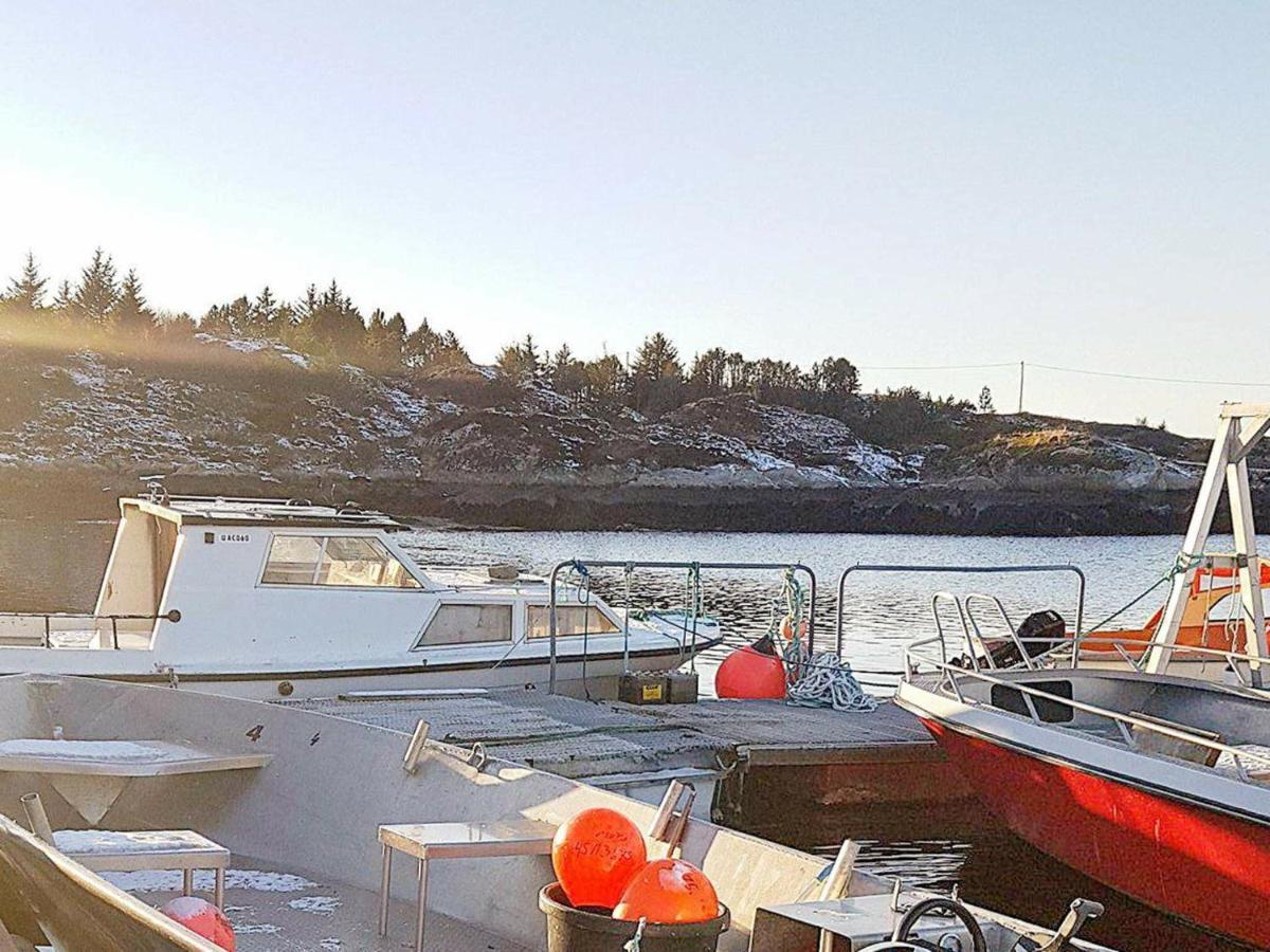 Three-Bedroom Holiday Home In Dyrvik Tuvnes Rum bild